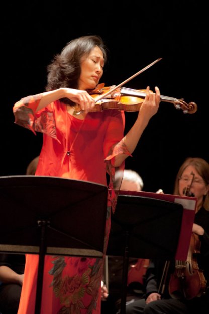 Lucia Lin, violin Soloist.