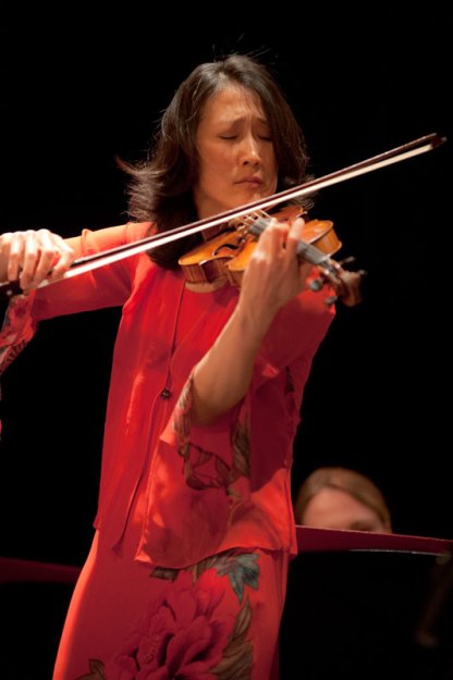 Lucia Lin, violin Soloist.